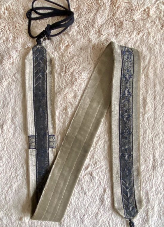 Arion Straps - for lutes, guitars / Instrumentengurt: 110 x 55 cm, silver beige / dark blue lys on mat gold