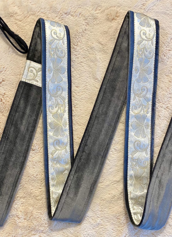Arion Straps - for lutes, guitars / Instrumentengurt: 217 x 5 cm, shiny grey / satin silver beige flowers on ivory