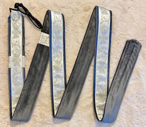 Arion Straps - for lutes, guitars / Instrumentengurt: 217 x 5 cm, shiny grey / satin silver beige flowers on ivory