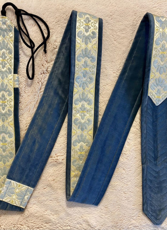 Arion Straps - for lutes, guitars / Instrumentengurt: 196x6  bright grey blue / bright blue flowers on beige satin