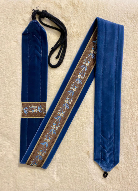 Arion Straps - for lutes, guitars / Instrumentengurt: 102 x 5,7 cm, bright blue / pale yellow blue flowers on brown