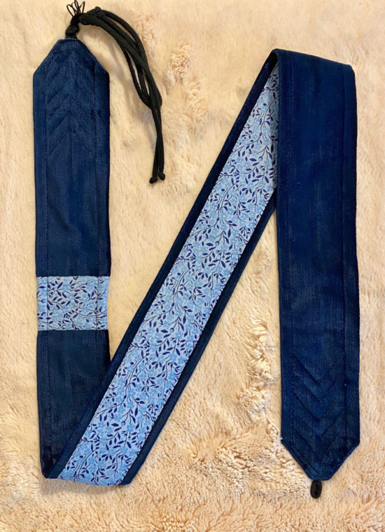 Arion Straps - for lutes, guitars / Instrumentengurt: 105 x 6,0 cm, dark blue / blue leaves pastel blue silver drops