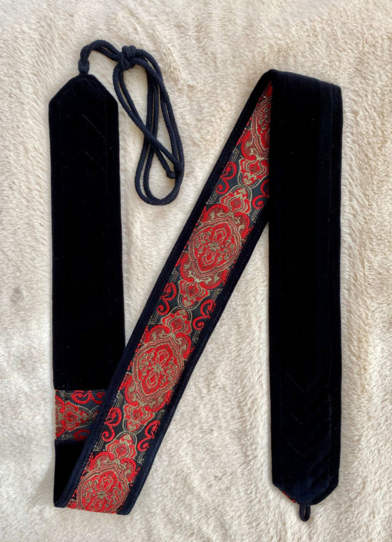 Arion Straps - for lutes, guitars / Instrumentengurt: 107 x 5,5 cm, black / royal red gold on black satin