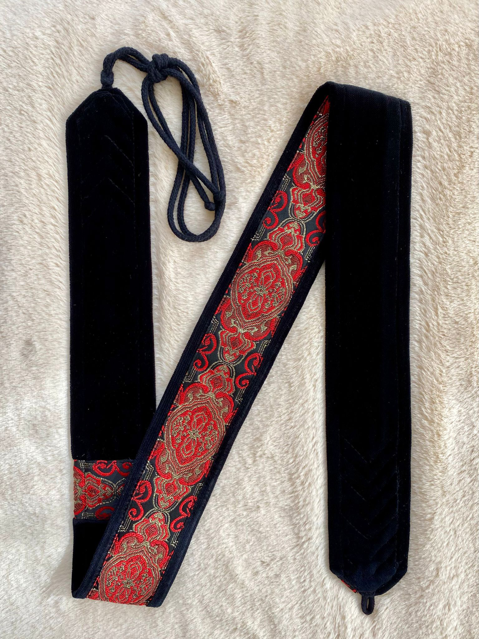 Arion Straps - for lutes, guitars / Instrumentengurt: 107 x 5,5 cm, black / royal red gold on black satin