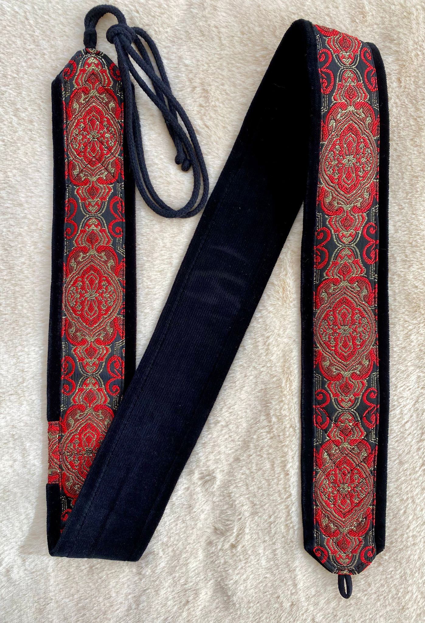 Arion Straps - for lutes, guitars / Instrumentengurt: 107 x 5,5 cm, black / royal red gold on black satin - Image 2