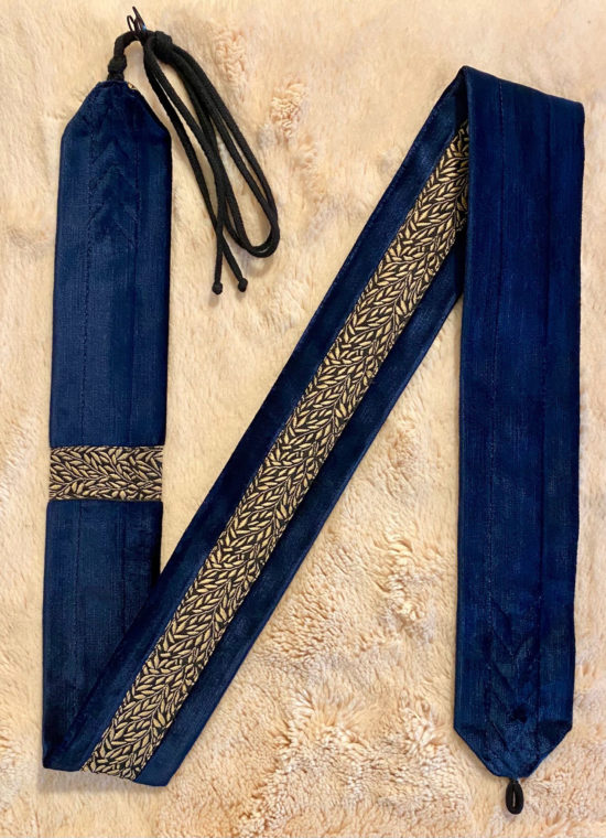 Arion Straps - for lutes, guitars / Instrumentengurt: 107 x 5,6 cm, dark blue / gold leafs on black