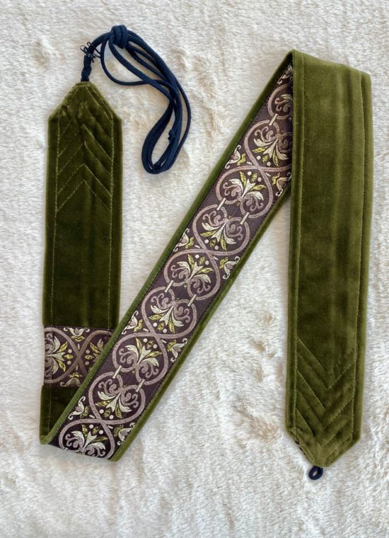 Arion Straps - for lutes, guitars / Instrumentengurt: 95-6,0-50, olive green - gold silver hearts on brown